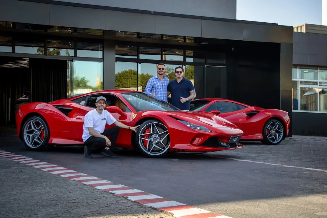 Duas Ferrari vermelhas em frente ao showroom da CND Motors